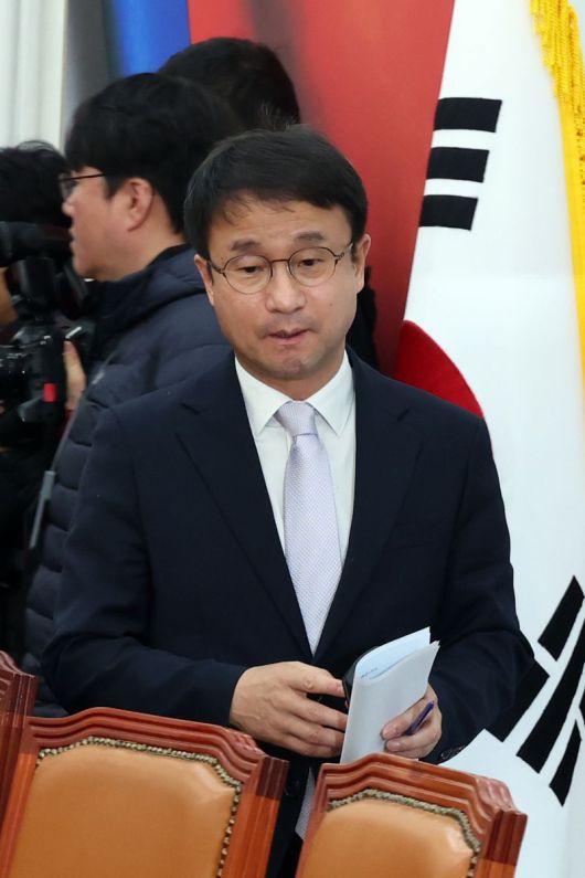 더불어민주당 한병도 원내대표가 22일 국회에서 열린 정책조정회의에 참석하고 있다. 사진=서동일 기자