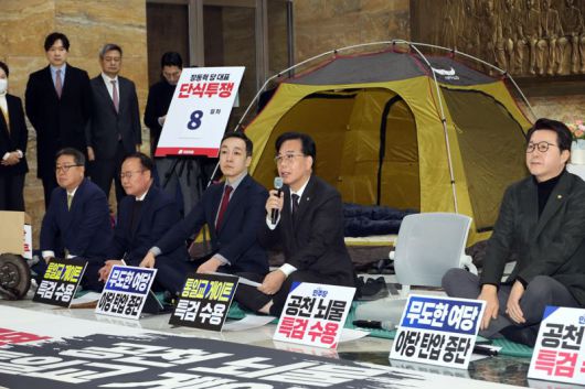 송언석 국민의힘 원내대표가 22일 서울 여의도 국회 로텐더홀에서 열린 최고위원회의에서 발언을 하고 있다. 사진=박범준 기자