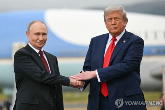 블라디미르 푸틴 러시아 대통령(왼쪽)과 도널드 트럼프 미국 대통령. 연합뉴스