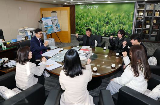전남 보성군은 2026학년도 대학 진학 결과, 보성지역 고등학교의 명문대 및 우수학과 진학률이 지난 2020학년도 7.6%에서 2026학년도 31.8%로, 7년 만에 4배 이상 상승했다고 22일 밝혔다. 사진은 김철우 보성군수(왼쪽 위)가 지난해 벌교고 수능생들과 차담을 나누고 있는 모습. 보성군 제공