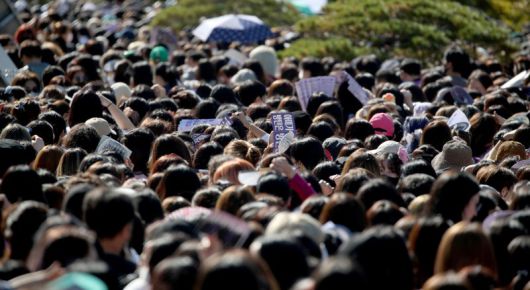 2030 부산세계박람회 유치를 기원하는 방탄소년단(BTS) 콘서트 '옛 투 컴 인 부산'(Yet To Come in Busan)이 열리는 15일 부산 연제구 아시아드주경기장에 공연을 보러온 아미들로 북적이고 있다.뉴스1