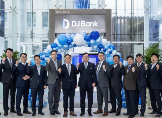 지난 19일 서울 을지로 더존을지타워에 ERP 뱅킹 서비스 브랜드 'DJ Bank'의 수도권 거점 영업점인 강북더존금융센터 개점 행사에 참석한 이희수 제주은행장(왼쪽 다섯번째), 이강수 더존비즈온 부회장(왼쪽 여섯번째) 및 관계자들이 기념촬영을 하고 있다. 제주은행 제공