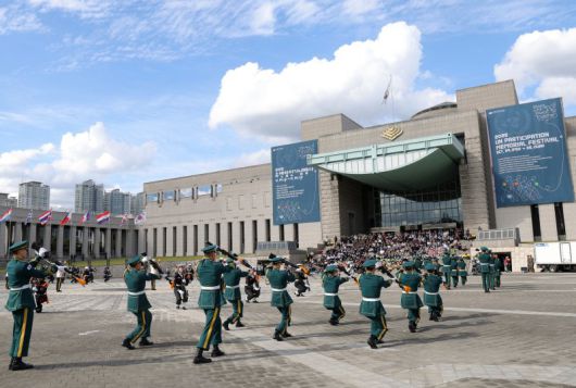 지난해 10월 24일 서울 용산구 전쟁기념관 평화광장에서 2025 유엔참전기념행사의 일환으로 열린 국군정례의장 행사에서 육·해·공 통합 의장대가 시범을 보이고 있다. 뉴시스