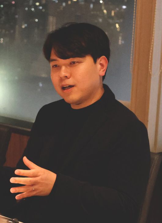 뤼튼 테크놀로지스 이세영 대표가 지난 21일 일본 도쿄에서 기자들과 만나 이야기를 나누고 있다. 뤼튼 제공