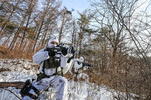 육군 특전사 장병들이 설한지 극복훈련 간 적 후방침투 후 드론과 함께 정찰활동을 펼치고 있다. 육군 제공                                  육군 특전사 장병들이 설한지 극복훈련 간 적 후방침투 후 드론과 함께 정찰활동을 하다. 육군 제공                                  육군 특전사 장병들이 설한지 극복훈련 간 다기능 관측경으로 핵심표적의 움직임을 관측하고, 항공화력을 유도하다. 육군 제공                                  육군 특전사 장병들이 설한지 극복훈련 간 위장복(길리슈트)를 착용하고 은거지 활동을 하다. 육군 제공                                  육군 특전사 장병들이 설한지 극복훈련 간 스키를 활용한 설상 기동훈련(전술스키)을 실시하고 있다. 육군 제공                                  육군 특전사 장병들이 설한지 극복훈련 간 스키를 활용한 전술기동을 실시하고 있다. 육군 제공                                  육군 특전사 장병들이 설한지 극복훈련 간 스키를 활용한 설상 기동훈련(전술스키) 중 적과 조우한 상황에서 사격 자세를 취하고 있다. 육군 제공                                  육군 특전사 장병들이 설한지 극복훈련 간 특수타격작전을 하고 있다. 육군 제공