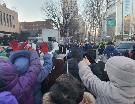 전광훈 사랑제일교회 목사의 검찰 송치가 이뤄진 22일 오전 서울 마포구 서울서부지방검찰청 앞에서 지지자들이 전 목사가 탑승한 차량이 서부지검으로 들어서자 손을 흔들며 환호하고 있다. 사진=최승한 기자