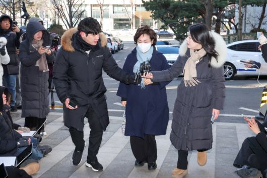 김병기 무소속 의원의 배우자 이예다 씨가 22일 오후 마포구 서울경찰청 공공범죄수사대에서 법인카드 유용 의혹과 관련 피의자 신분으로 조사를 받기 위해 출석하고 있다. 뉴스1화상