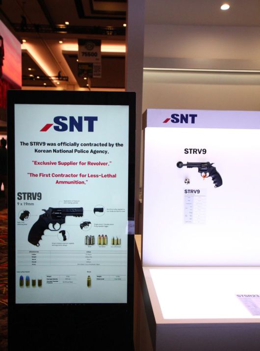 SNT모티브가 자체 개발한 '저위험권총 및 저위험탄' 전시 모습. SNT모티브 제공
