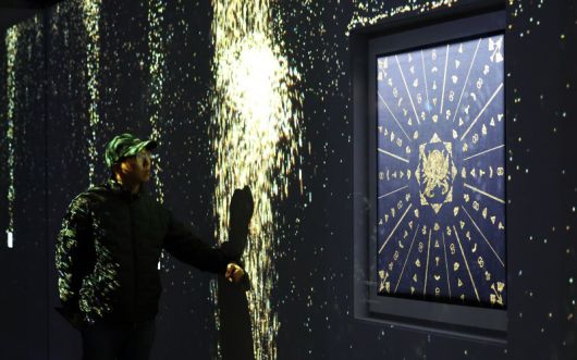 22일 서울 종로구 아라아트센터에서 열린 '쿠키런: 킹덤 아트 콜라보 프로젝트 특별전 - 위대한 왕국의 유산' 언론공개회에서 관계자가 전시를 살펴보고 있다. 뉴스1