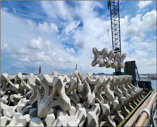 인천시는 올해 어촌의 정주 여건 개선과 수산업 경쟁력 강화를 목표로 4개 분야에 총 260억원의 예산을 투입한다. 사진은 인공어초 시설 설치 전경. 인천시 제공.