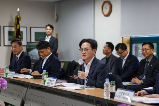 22일 김정관 산업통상부 장관이 전북 완주문화산단에서 정석케미칼, 현대자동차, 한빛테크 등 12개 입주기업 및 유관기관 관계자 등이 참석한 가운데 열린 '완주 문화산단 입주기업 간담회'를 주재하고 있다. 산업부 제공