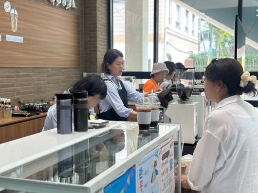 서울 관악구의 '50플러스센터' 1층에 위치한 카페 공간에서 교육생들이 바리스타 실습을 진행하고 있다. 관악구 제공