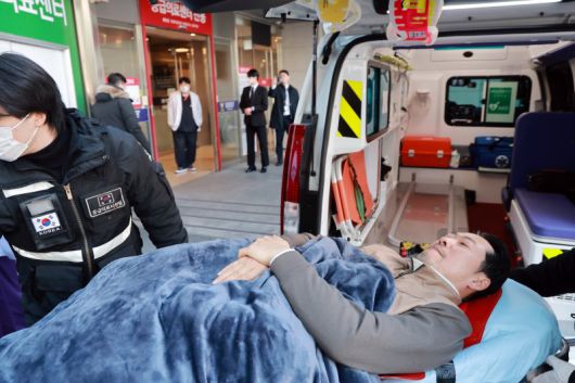 통일교·공천헌금 '쌍특검' 수용을 요구하며 여드레째 단식을 이어가던 국민의힘 장동혁 대표가 22일 건강 악화로 서울 관악구의 한 병원으로 이송되어 도착하고 있다. 연합뉴스