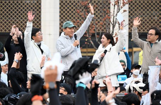 오세훈 서울시장이 지난해 11월 23일 '2025 YTN 서울투어 마라톤' 출발식에서 인사말 하고 있다. 뉴스1