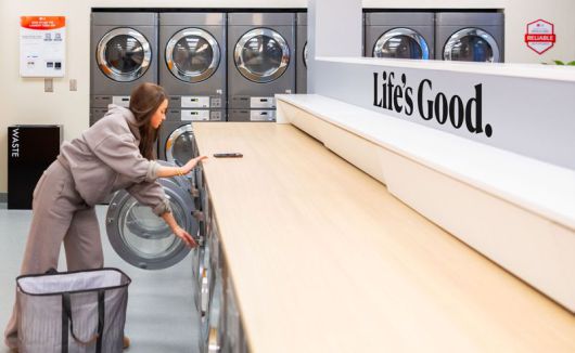 LG전자가 미국 테네시 주립대학교 기숙사에 상업용 세탁 체험 공간 ‘LG 런드리 라운지’를 오픈했다. 대학생들이 차별화된 핵심 부품 '인버터 DD 모터'가 탑재된 LG전자의 상업용 세탁기를 이용하고 있다. LG전자 제공