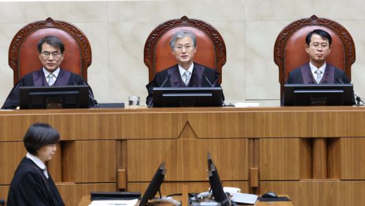 조희대 대법원장이 22일 오후 서울 서초구 대법원 대법정에서 열린 전원합의체 선고에서 발언하고 있다. 대법원 전원합의체는 이날 5·18민주화운동 유족 33명이 정부를 상대로 제기한 정신적 손해에 대한 청구 소송 상고심 판결을 선고했다. 사진=뉴스1