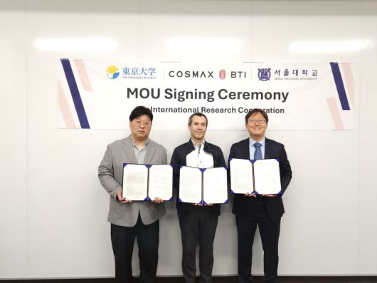 윤석균 코스맥스비티아이 R&I유닛 BI랩장(왼쪽부터), 오라시오 카브랄 도쿄대 바이오 엔지니어링학과 교수, 이연 서울대 자연과학대학 화학부 교수가 연구협약 체결 후 기념촬영을 하고 있다.(사진=코스맥스 제공