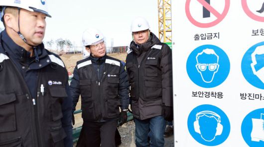 김영훈 고용노동부 장관(오른쪽 두번째)이 22일 청주시 소재 소규모 건설현장 4개소의 안전수칙 준수 여부를 순회 점검하고 있다. 고용노동부 제공