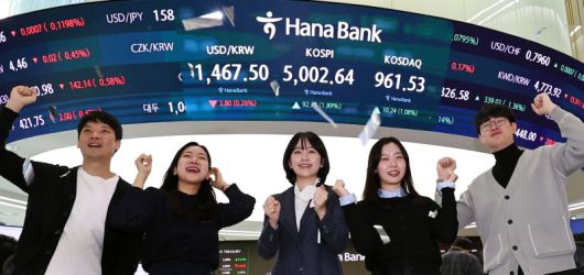 코스피 5000 시대가 열린 22일 오전 서울 중구 하나은행 딜링룸에서 관계자들이 코스피 5000 돌파를 축하하고 있다. 사진=뉴시스