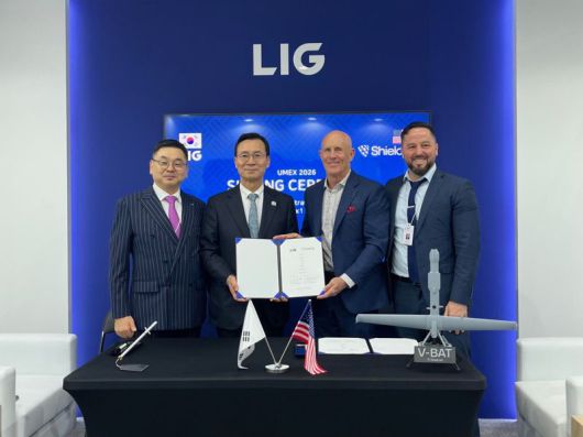 구본상 LIG 회장, 신익현 LIG넥스원 대표, 밥 하워드(Bob Harward) 쉴드 AI 수석 부회장, 마이크 한린(Mike Hanlin) 쉴드 AI 글로벌 전략 및 사업개발 총괄(왼쪽부터)이 21일(현지 시간) UAE 아부다비에서 열린 무인·자율 시스템 전시회 ‘UMEX 2026에서 계약기념 행사 후 포즈를 취하고 있다. LIG넥스원 제공