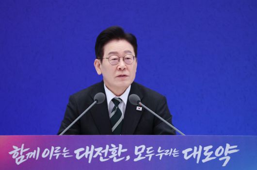 이재명 대통령이 21일 청와대 영빈관에서 열린 신년기자회견에서 발언하고 있다. 연합뉴스