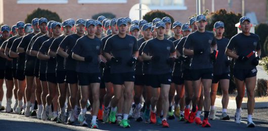 전국적으로 맹추위가 기승을 부린 22일 경남 창원 진해 군항에서 해군 심해잠수사(SSU)들이 구보를 하며 혹한기 훈련을 하고 있다. 뉴스1