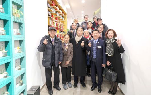 난 7일 오전(현지시간) 대한민국 임시정부 상하이 청사 100년 기념식 계기로 중국 상하이를 방문중인 권오을 국가보훈부 장관이 상하이 시티호텔에서 열린 독립유공자 후손 간담회에서 참석자들과 기념촬영을 하고 있다. 국가보훈부 제공