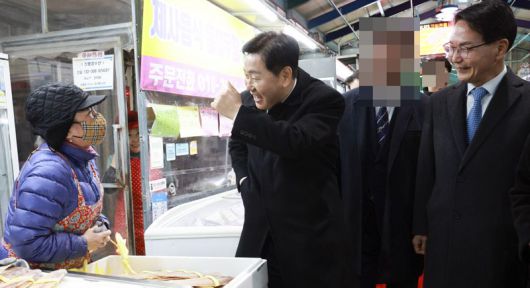 김관영 전북특별자치도지사(중앙)와 심덕섭 고창군수(오른쪽)가 23일 고창 전통시장에서 상인들을 만났다. 전북도 제공