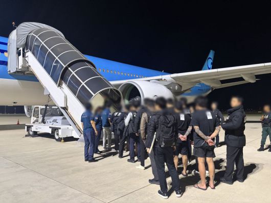 캄보디아에서 스캠(사기), 인질강도 등 범행을 저지른 한국인 범죄 조직원들이 국내 송환을 위해 전세기에 탑승하고 있다. 경찰청 제공