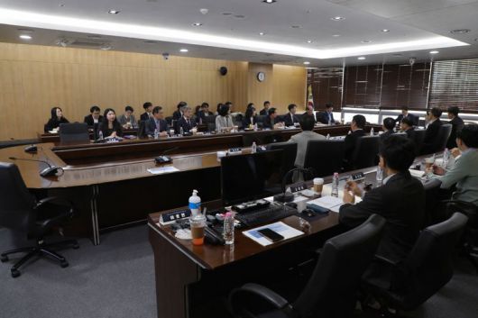 전남도는 전남지역 2026년 표준지 공시지가가 전년 보다 0.3% 상승했다고 23일 밝혔다. 사진은 공시지가 회의 모습. 전남도 제공