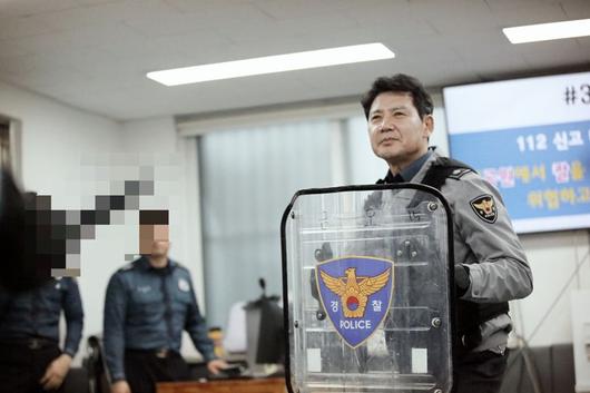 김동권 경기북부경찰청장이 23일 의정부경찰서 지역 경찰 현장실습센터를 방문해 흉기 피습 상황을 가정한 대응 훈련에 직접 참여하고 있다. 경기북부경찰청 제공