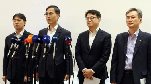 캄보디아 한국인 스캠조직의 대규모 강제송환이 이뤄진 23일 인천국제공항에서 유승렬 초국가범죄 특별대응 TF 치안감(왼쪽 두번째)이 브리핑을 하고 있다. 사진=서동일 기자