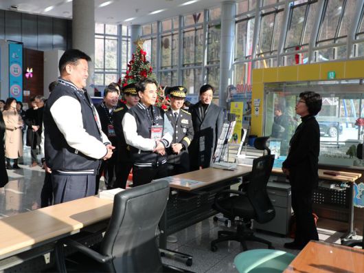 김진태 강원도지사가 23일 이상호 태백시장과 함께 태백 365세이프타운을 방문해 운영 활성화 방안 등을 점검했다. 강원자치도 제공