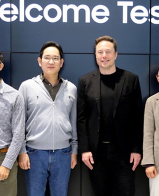 KB증권은 삼성전자에 대해 테슬라 AI 칩 공급 확대에 따른 가동률 상승을 통해 파운드리 사업 실적이 2025년 7조원 적자에서 2027년 흑자 전환이 가능할 것으로 추정했다. 사진은 이재용 삼성전자 회장과 일론 머스크 테슬라 CEO. /뉴시스