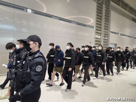 23일 오전 10시 55분께 인천국제공항 제2터미널 입국장에 모습을 드러낸 캄보디아 한국인 범죄 조직원 73명. 사진=김동규 기자