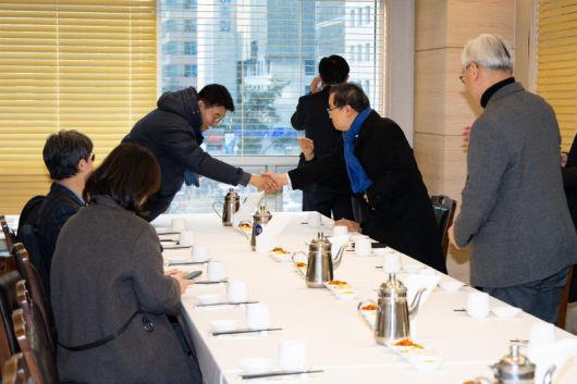 더불어민주당 초선의원 모임인 '더민초' 의원들이 23일 서울 여의도 한 식당에서 정청래 대표의 조국혁신당 합당 추진 등과 관련해 오찬 회동을 하고 있다. 뉴스1