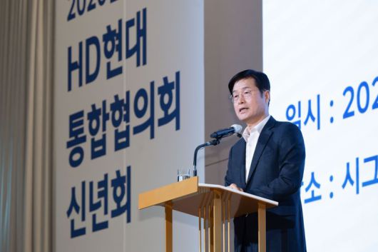 23일 부산 해운대구 시그니엘 부산에서 이상균 HD현대중공업 부회장이 축사를 하고 있다. HD현대 제공                                  HD현대 조선 부문 3개사(HD한국조선해양, HD현대중공업, HD현대삼호)가 23일 부산 해운대구 시그니엘 부산에서 열린 ‘2026년 HD현대 통합협의회 신년회’에서 270여개 사외 협력사와 함께 포즈를 취하고 있다. HD현대 제공