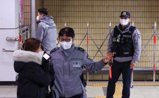 23일 오후 서울지히철 1호선 종로3가역에서 연기가 발생해 경찰이 승객의 승강장 진입을 통제하고 있다. 연기의 영향으로 1호선 상행방면이 종로3가역을 한때 무정차 통과했다. 뉴스1