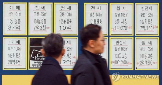 서울의 한 부동산에 매물 정보가 붙어있다. 사진=연합누스