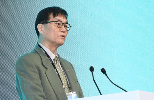 이창용 한국은행 총재가 지난 21일 서울 중구 한국은행 콘퍼런스홀에서 열린 2026 한국은행ㆍ네이버 공동 AX 콘퍼런스에서 환영사를 하고 있다. 연합뉴스