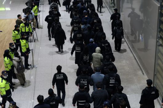 캄보디아에서 스캠(scam·사기), 인질강도 등 범행을 저지른 한국인 범죄 조직원들이 23일 인천국제공항을 통해 국내로 송환돼 수사기관으로 압송되고 있다. 사진=서동일 기자