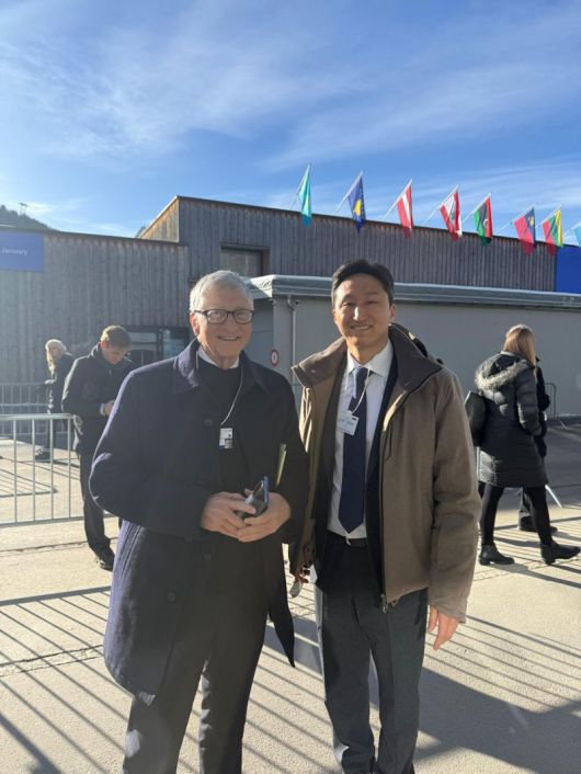 지난 22일 스위스 다보스에서 열린 '2026 세계경제포럼(WEF·다보스 포럼)' 연차총회에서 정기선 HD현대 회장(오른쪽)과 빌 게이츠 테라파워 회장이 만나 포즈를 취하고 있다. HD현대 제공