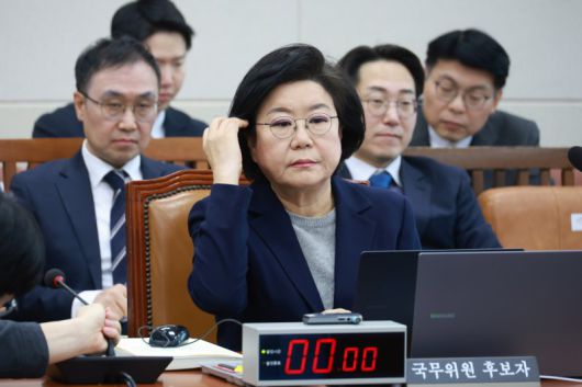 이혜훈 기획예산처 장관 후보자가 23일 서울 여의도 국회에서 열린 인사청문회에 출석해 머리카락을 쓸어넘기고 있다.뉴스1