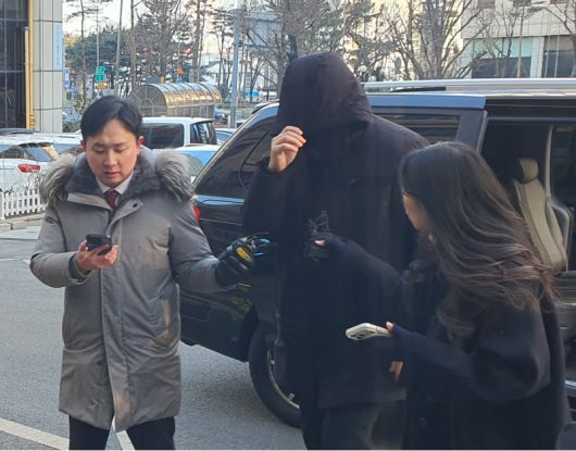 강선우 무소속 의원의 전 보좌관인 남모씨가 23일 오전 9시께 서울 마포구 서울경찰청 광역수사단에 출석하고 있다. 사진=최승한 기자