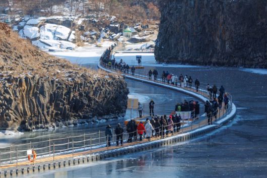 한탄강 위를 걸으며 겨울을 즐기는 한탄강얼음트레킹축제                                   추위에 꽁꽁 얼어붙은 한탄강 직탕폭포