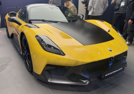 마세라티 스포츠카 ‘GT2 스트라달레(Stradale)’ 국내 공식 출시 행사가 열린 지난 22일 경기 성남시 분당구 마세라티 판교 전시장에 Gt2 스트라달레가 진열된 모습. 사진=김동찬 기자.