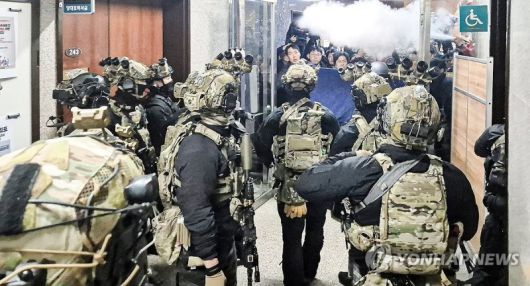 2024년 12월 3일 저녁 비상계엄을 선포된 이후 자정이 지난 4일 새벽 서울 국회의사당에서 계엄군이 국회 본청으로 진입하고 있다. 연합뉴스