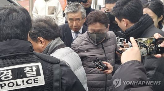 청주에서 발생한 장애 영아 살해 사건과 관련해 친모와 범행을 공모한 산부인과 의사가 26일 구속 전 피의자 심문(영장실질심사)을 마치고 법정을 빠져나가고 있다. /사진=연합뉴스