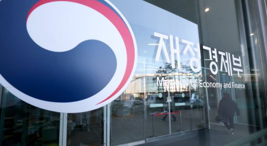 재정경제부 출입구. 뉴스1