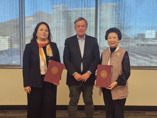 지난 15일 미국 애리조나 주립대와 한국 대학 총장단이 '산업 밀착형 고등교육 협력'을 위한 업무협약을 체결하고 남성희 대구보건대 총장(오른쪽부터)과 마이클 크로 ASU 총장, 이정화 대전보건대 총장이 기념촬영을 하고 있다. 대구보건대 제공